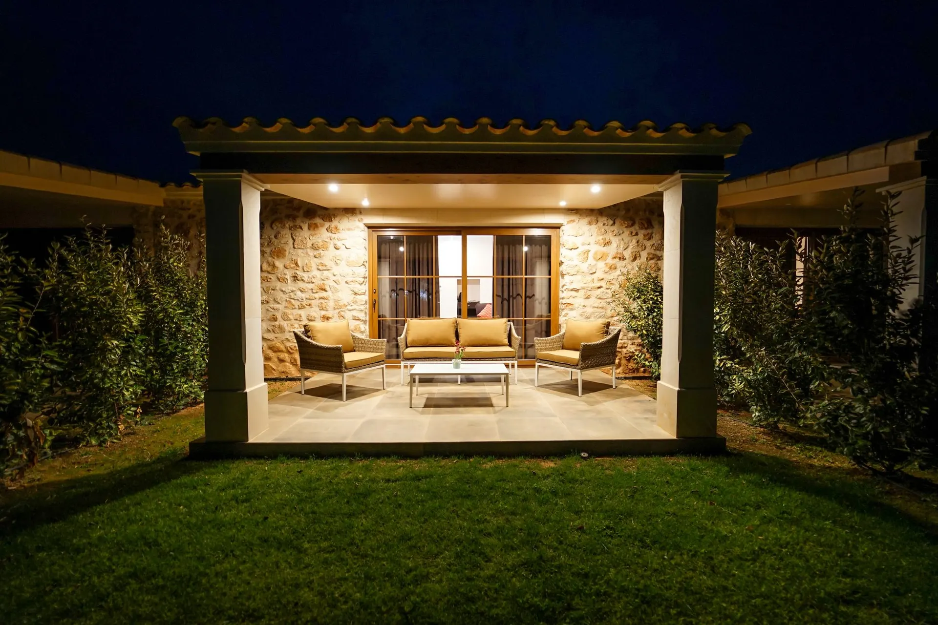 Junior Suite — private Terrasse bei Nacht mit Beleuchtung, Residencia De Tío Mallorca