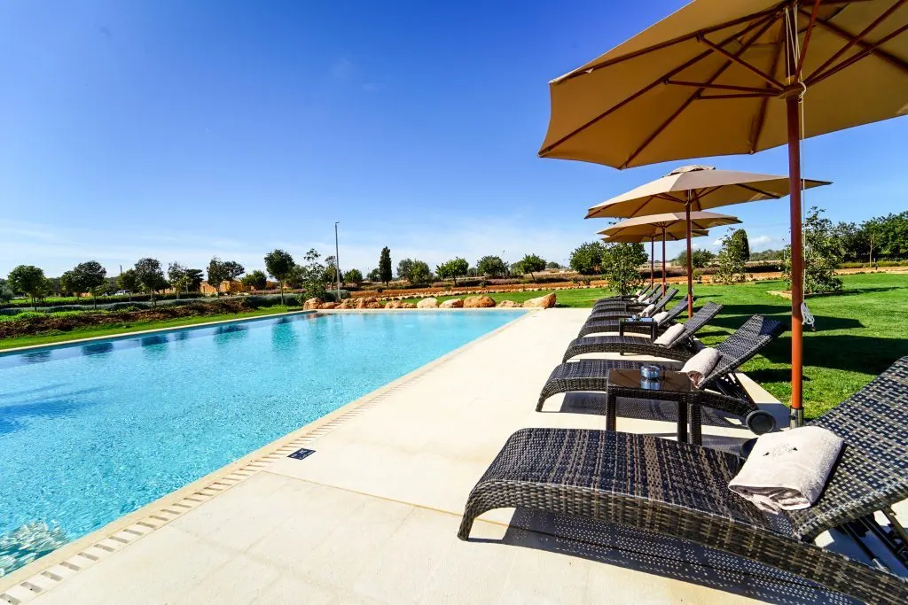 Infinity-Pool mit Sonnenliegen, Residencia De Tío Mallorca