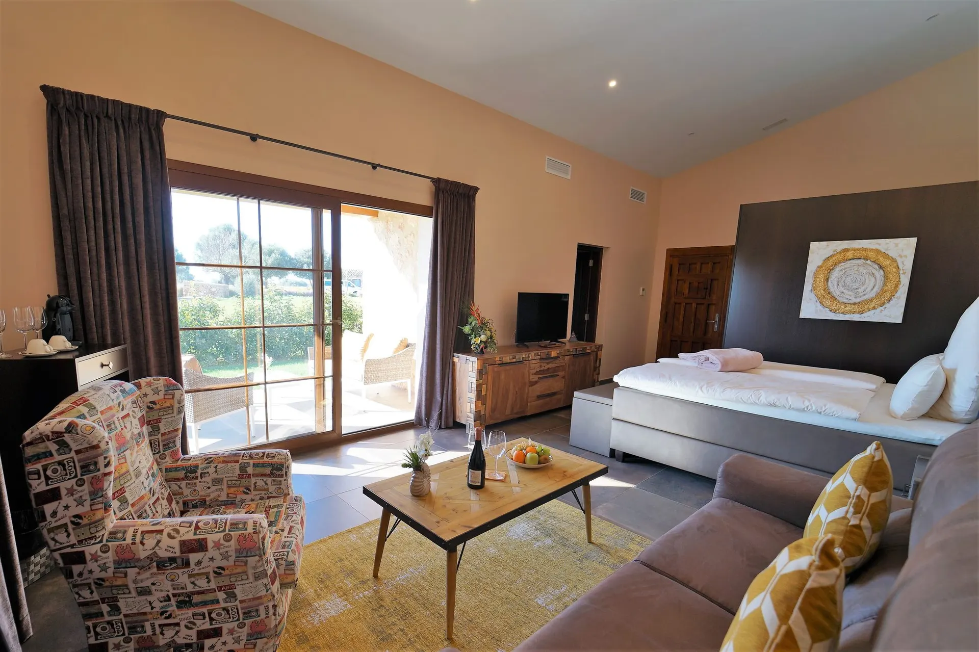 Superior Suite — eleganter Wohn- und Schlafbereich, Residencia De Tío Mallorca
